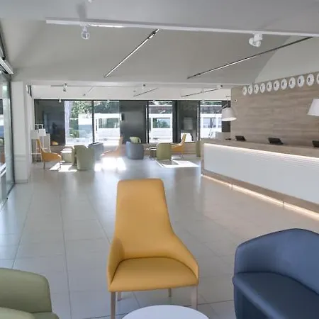 依思迪瓦埃尔多拉多度假酒店 4* 坎布里尔斯